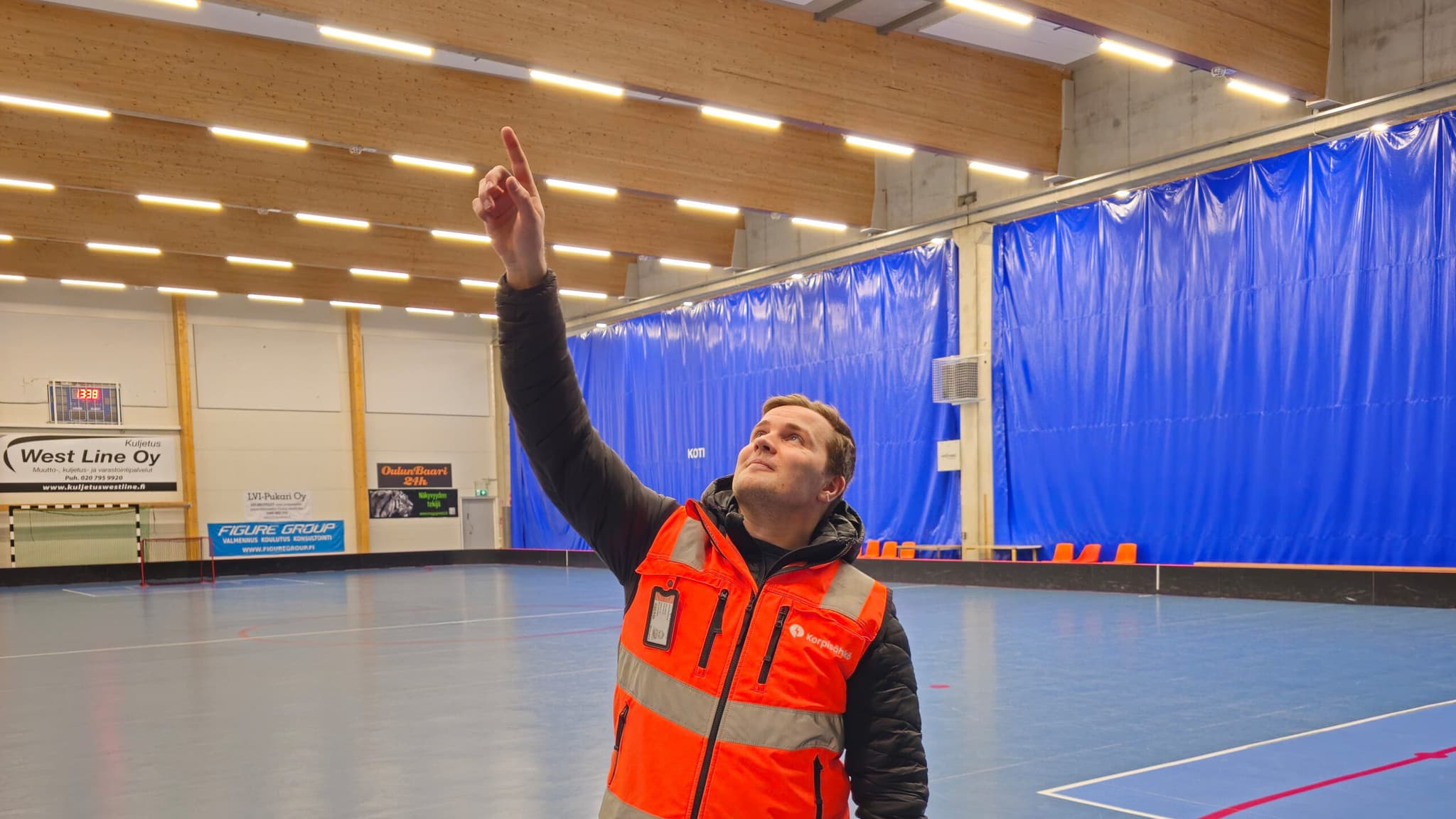 Valotehoa ja vastuullisuutta Oulun Nallisportin urheilukeskukseen – Korpisähkö nosti salibandykentän uuteen valoon